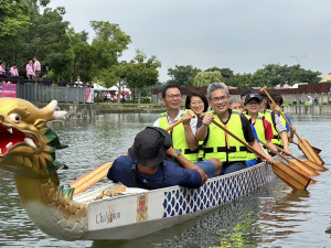 台中市議員陳清龍、市議員邱愛珊、運動局長李昱叡等出席貴賓共同體驗龍舟樂趣。