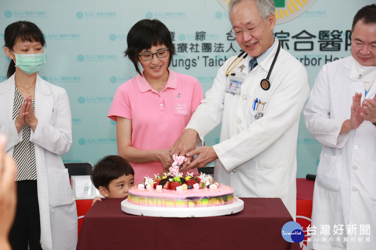陳姓少婦與童綜合醫院醫療團隊一起切蛋糕慶重生。