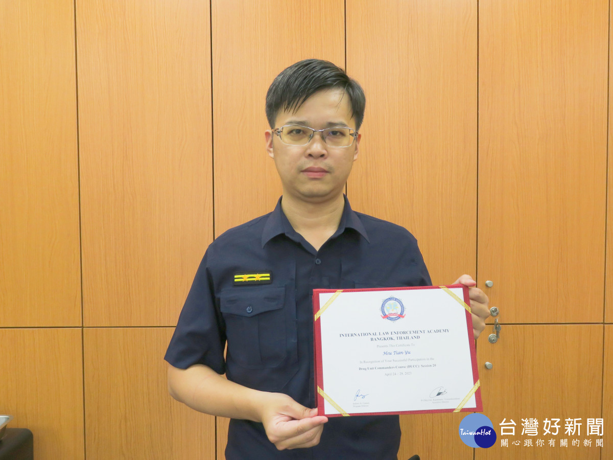 中壢警分局警備隊長許天瑜，自費前往泰國參加「查緝毒品主管訓練班」並順利結訓。