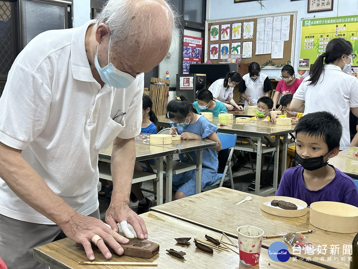 復刻兒時「羅黏香」香包　鹿港戲偶大師伴學童提前過端午