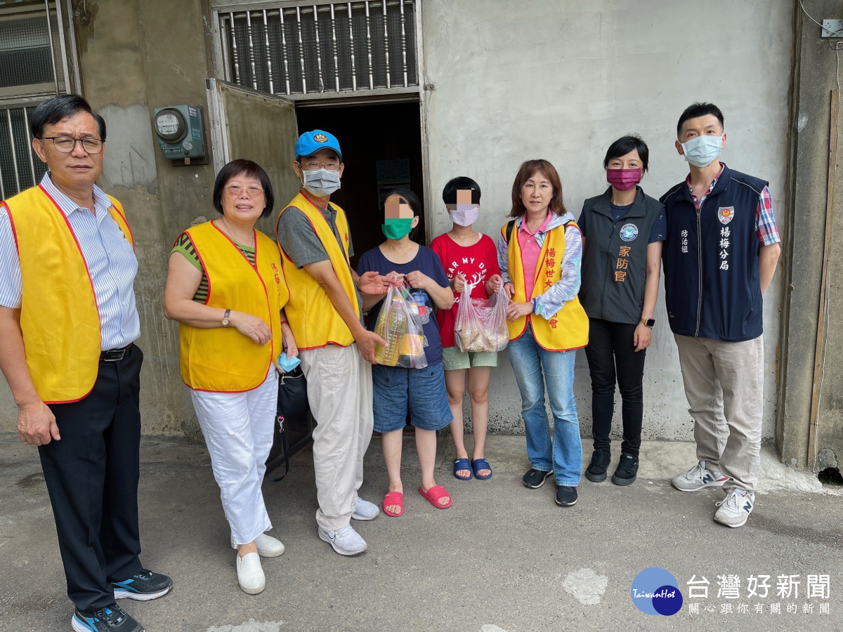 楊梅警分局舉辦愛心活動，送上粽子和紓困金。