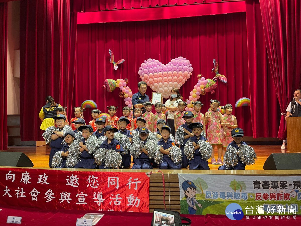 龍潭分局辦理社區治安會議宣導防詐及交通安全。