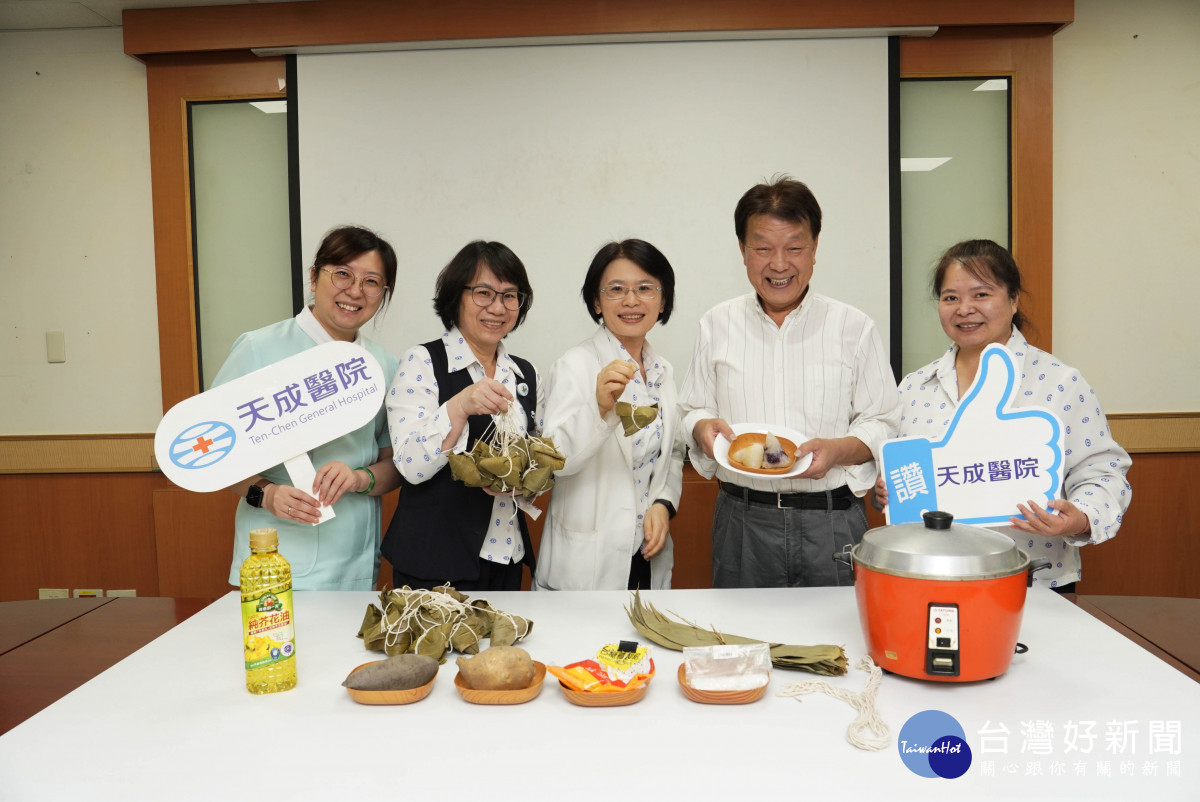 楊梅天成醫院營養師陳美玉親授使用西谷米製作「水晶粽」取代傳統糯米。