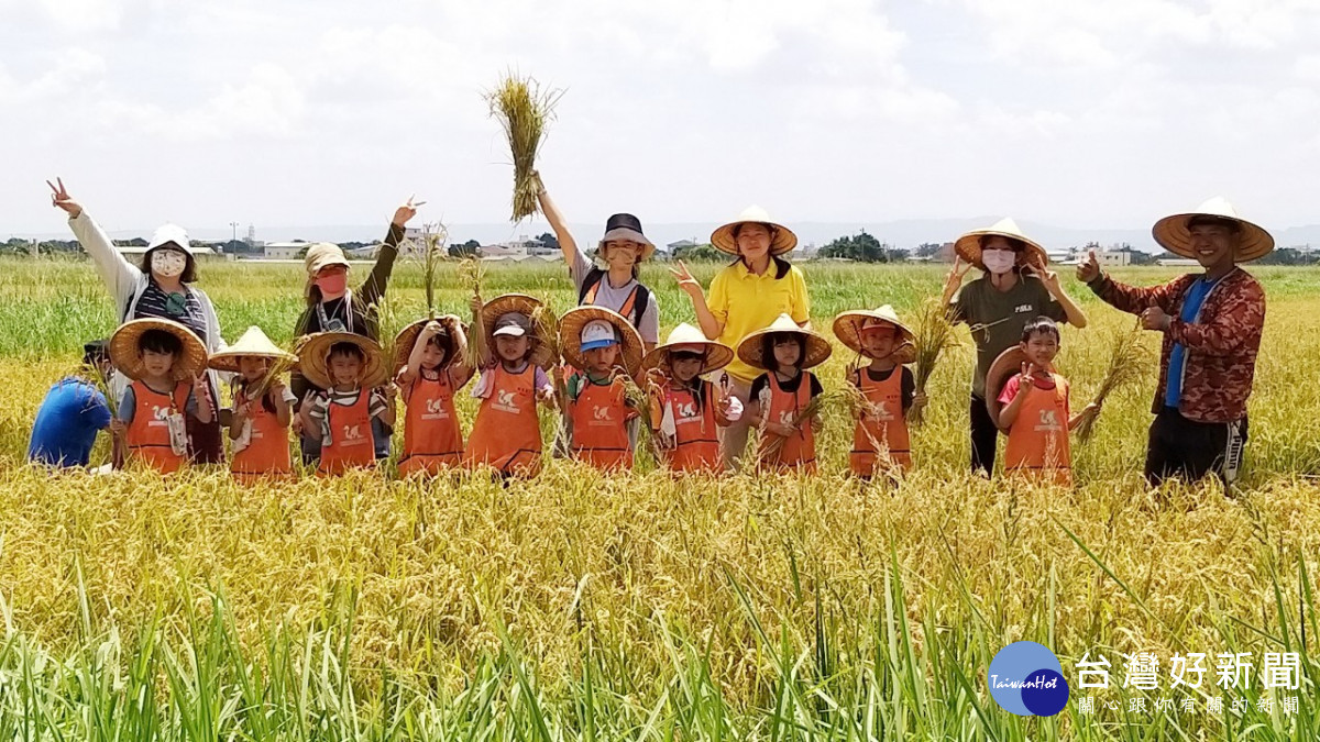 彰化鵝媽媽幼兒園小朋友開心展示收穫的稻米。圖／明道大學提供