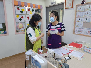 ▲高市府托嬰中心業務評鑑及訪視輔導中協助檢視流程的落實，以保障幼兒的用藥安全。（圖／記者 許高祥 翻攝）
