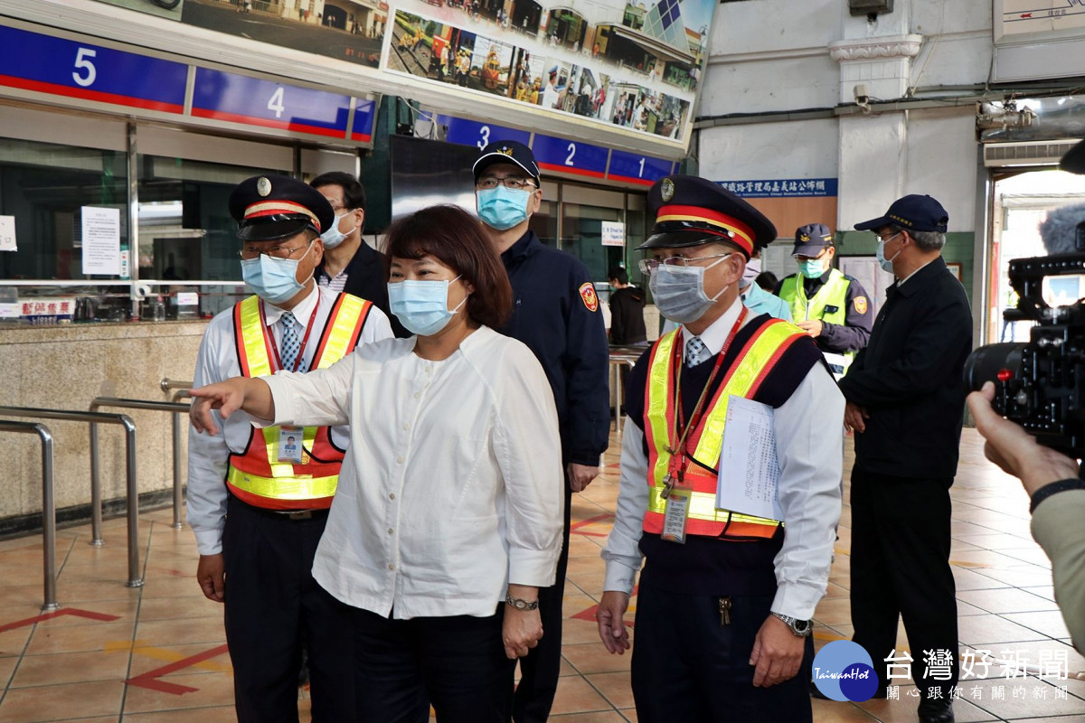 民眾持嘉義市敬老愛心乘車卡，7/1起搭台鐵可折抵／陳致愷翻攝