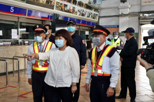 民眾持嘉義市敬老愛心乘車卡，7/1起搭台鐵可折抵／陳致愷翻攝