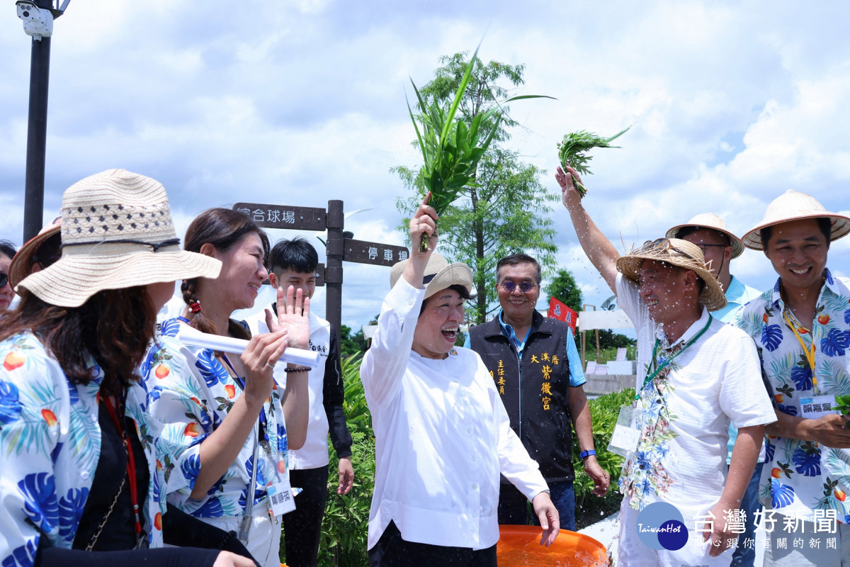 嘉義市長黃敏惠與民眾一起潑水慶端午／嘉義市府提供