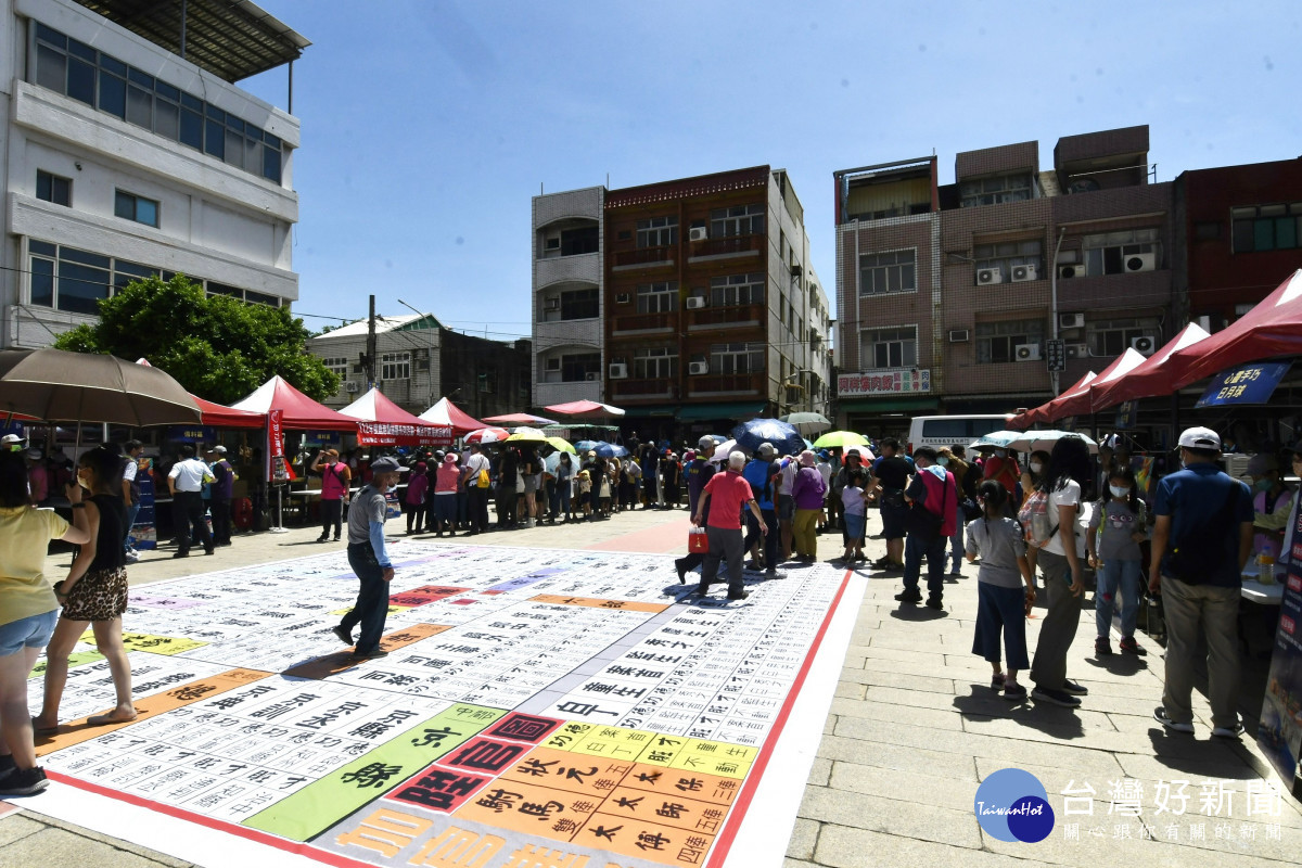 8米長大型「陞官圖」遊戲人氣旺。圖／記者鄧富珍翻攝