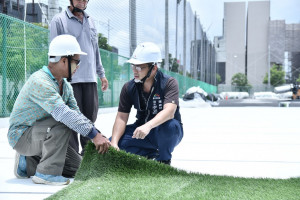 台中市運動局長李昱叡親至工程現場瞭解草皮鋪設情形。