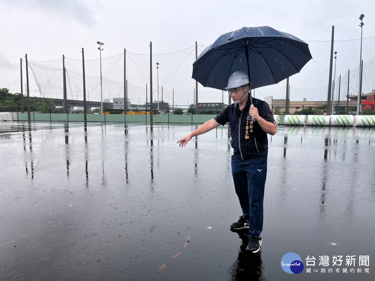 李局長於雨季到場勘查排水情形與周邊設施。