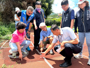 立委楊瓊瓔及臺中市議員賴朝國會勘潭子區新興國小操場跑道。