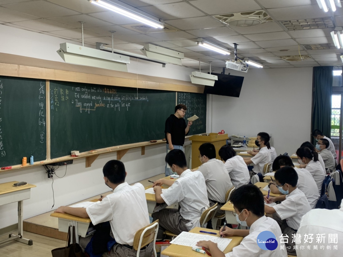 常春藤中學邀集各方名師進駐校園提供最好的師資學習環境。曾雪蒨攝