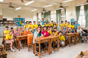 興嘉國小生與長照中心長輩一起活動大合照／保康基金會提供