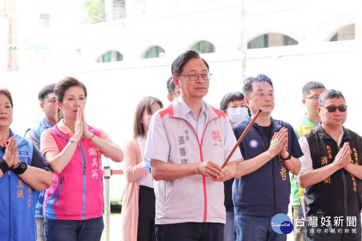 張市長和來賓上香祈福，祈禱工程順利。