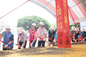 張市長和來賓進行動土典禮。