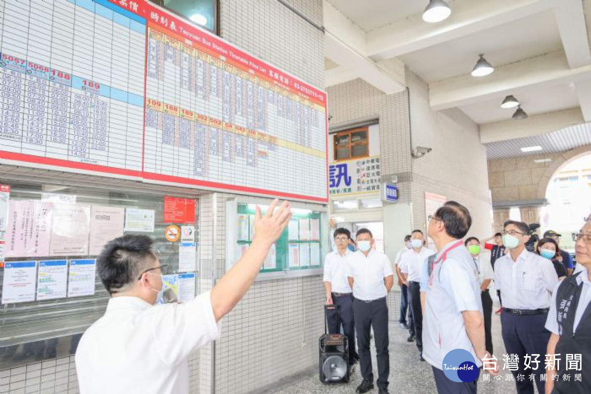 客運業者向張市長及市府團隊說明因應「基北北桃公共運輸定期票」上路之相關工作整備情形。<br />
<br />
