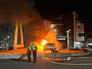 嘉義縣朴子市圓環昨晚發生自小客車自撞起火事故／警方提供