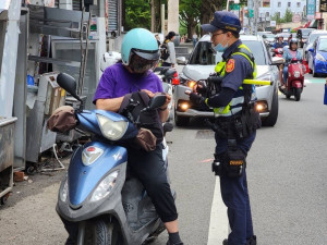 平鎮警加強取締車不讓人及行人違規，共同營造安全交通環境。