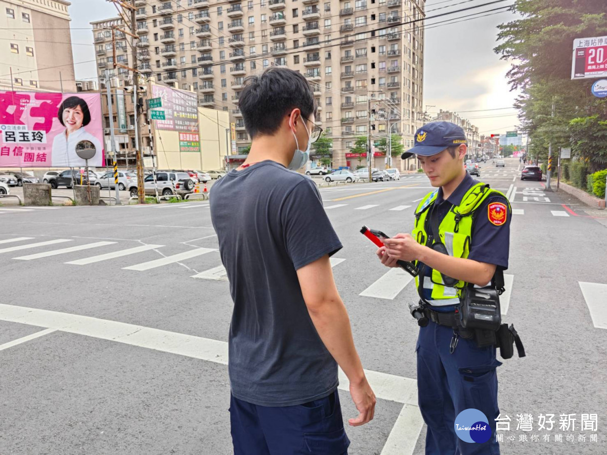 平鎮警加強取締車不讓人及行人違規，共同營造安全交通環境。<br />
