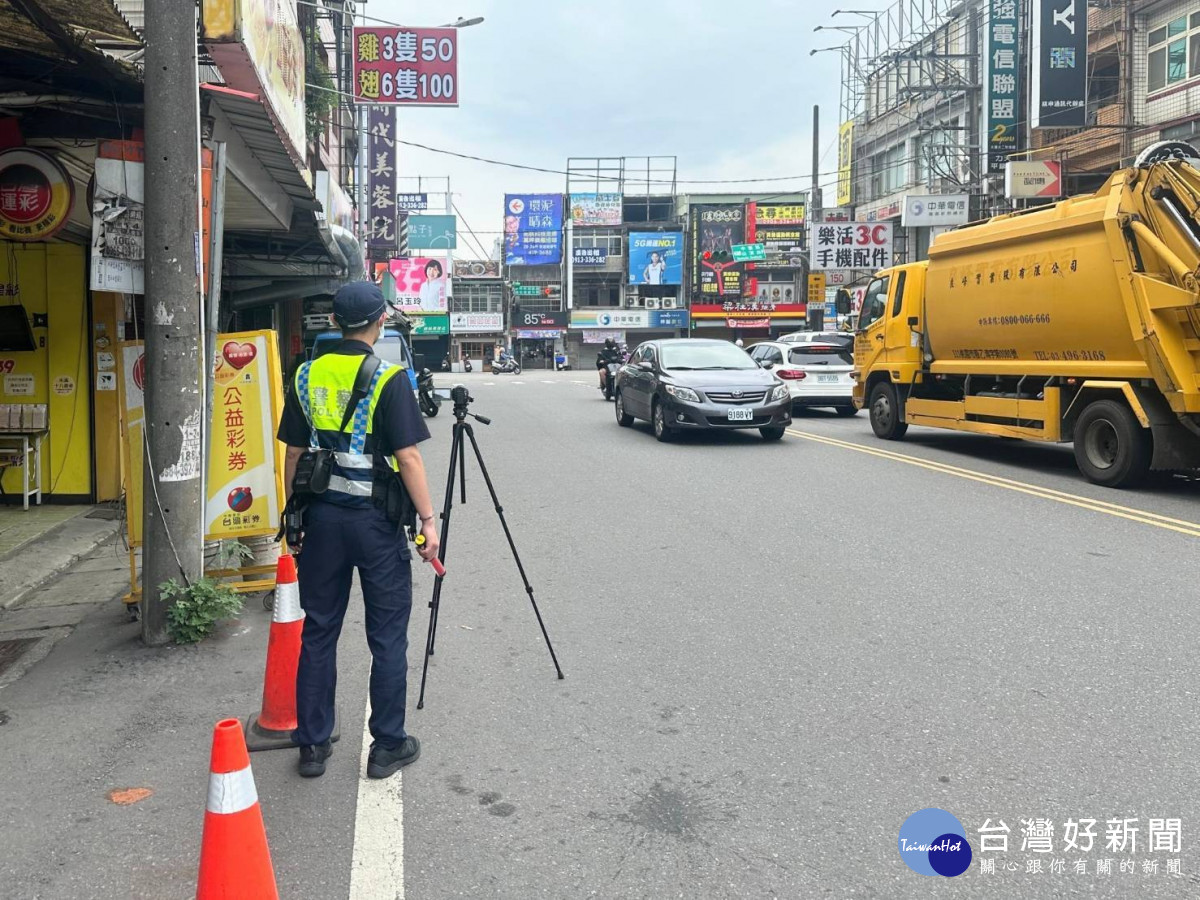 平鎮警加強取締車不讓人及行人違規，共同營造安全交通環境。<br />
