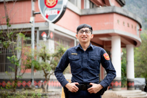 大阿奈董千平，長大後成為部落熱心助人的警察，常提醒自己要成為「有能力幫助他人的人」。(台灣世界展望會提供)