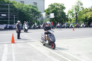 「機車下鄉考照服務」到大雅，共有135位民眾參加筆試及路考。