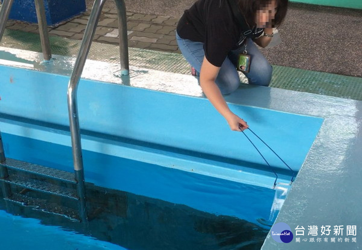 ▲衛生局以水樣冷藏運送至實驗室進行微生物檢驗。（圖／記者 許高祥 翻攝）