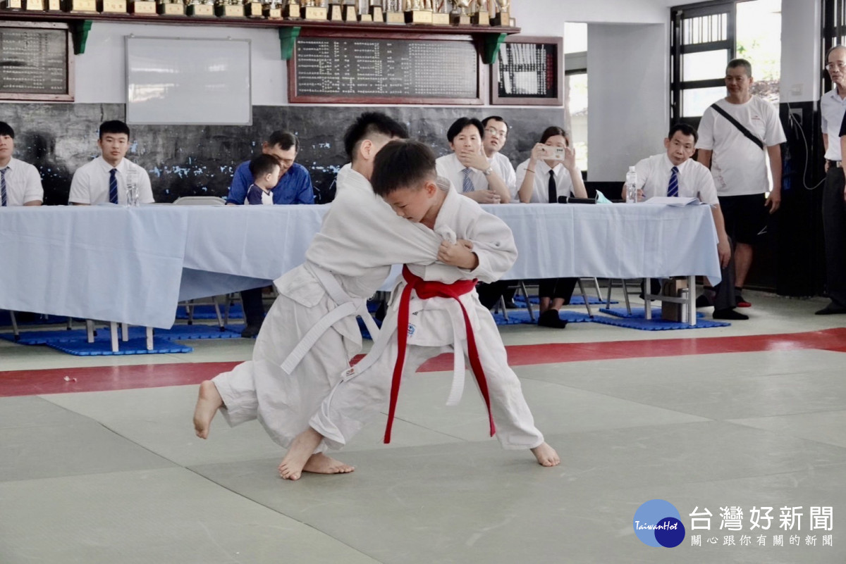 百名好手齊聚臺中參加第六屆武德盃中小學柔道錦標賽。