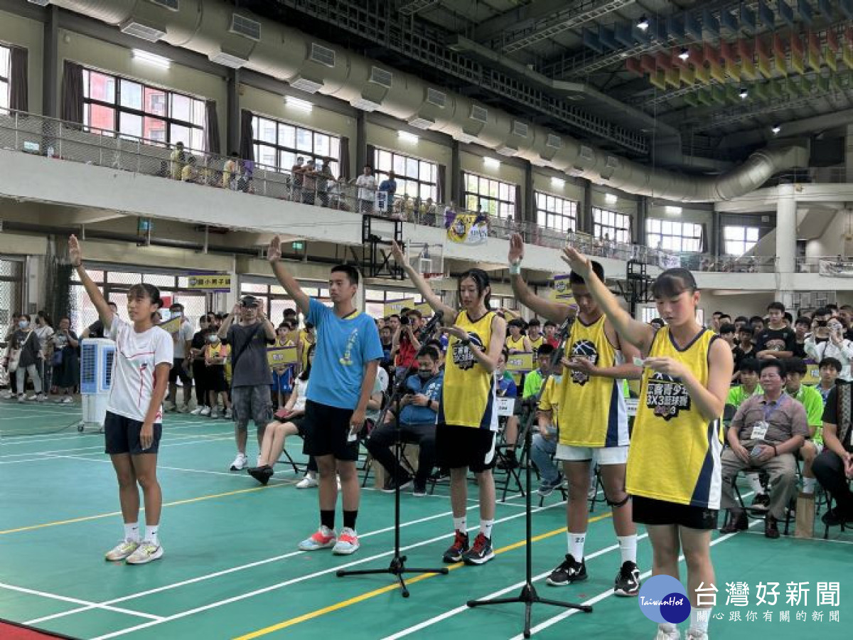 大溪國中學生賴羽琛（左1）與黃歆潔（左2）、大成國中潘承武（右2）與陳豫（右1），以及《女孩上場》演員高倩怡（中），共同擔任運動員宣誓代表。<br /><br />
<br /><br />
