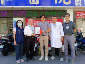 ▲杏和醫院潘柏霖醫師積極通報登革熱，衛生局長黃志中頒贈感謝狀與通報獎勵金。（圖／記者 許高祥 翻攝）