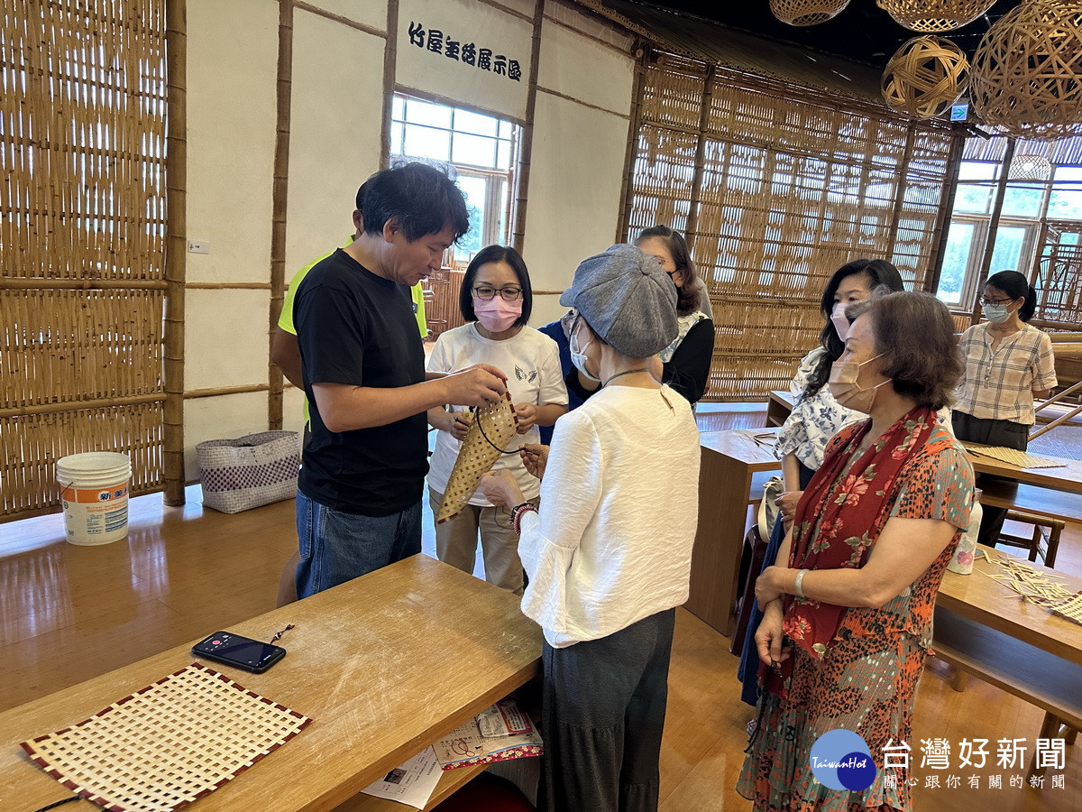 第二階段將平面編織捲成立體花器。（記者扶小萍攝）