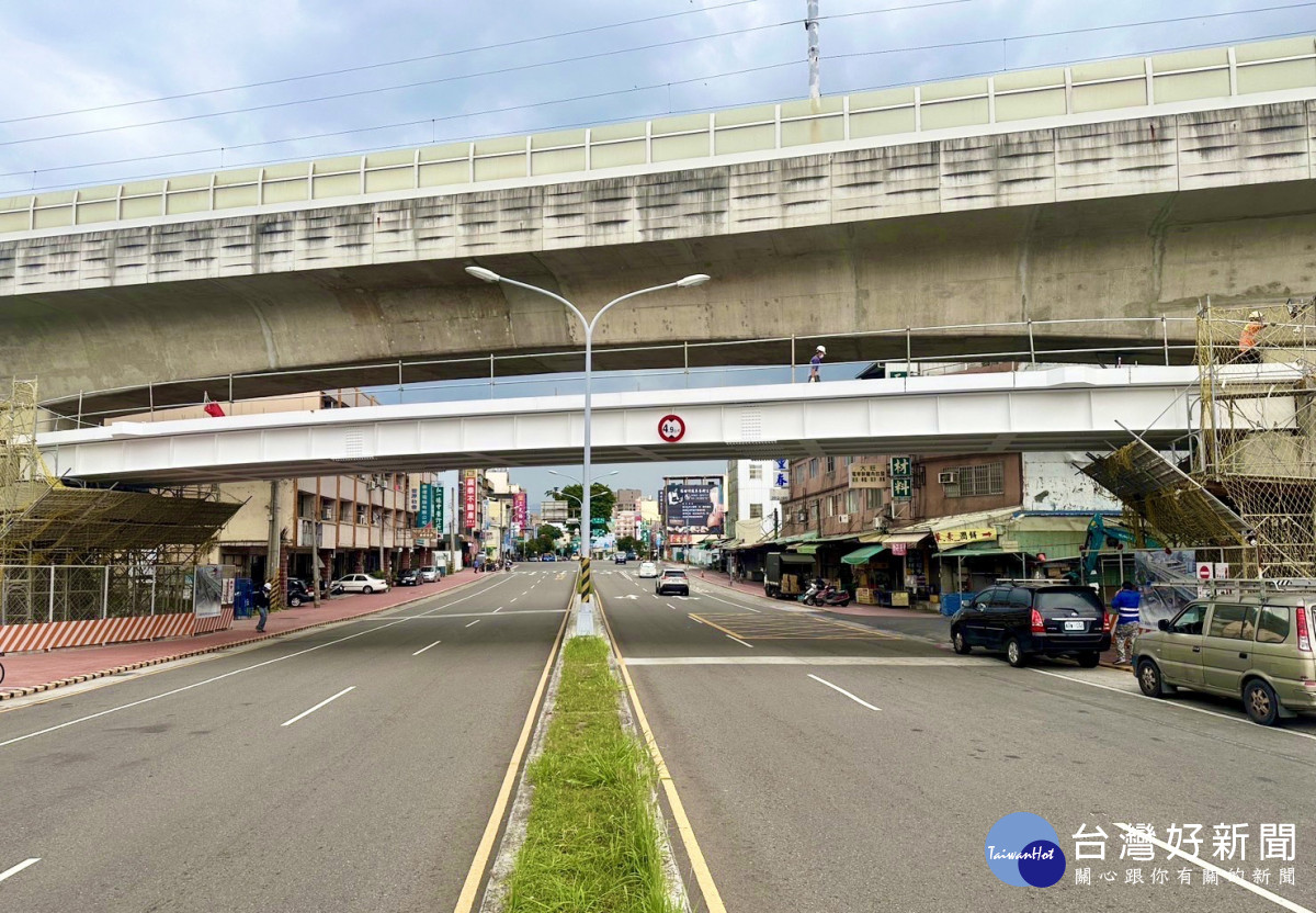 圓環東路自行車跨橋日前已吊裝完成，預計9月完工串聯綠空廊道兩側。