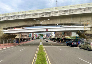 圓環東路自行車跨橋日前已吊裝完成，預計9月完工串聯綠空廊道兩側。