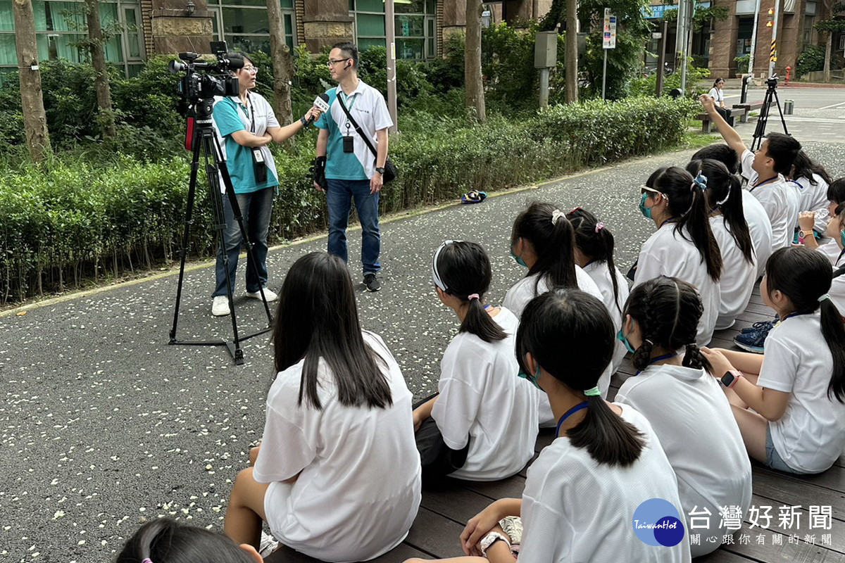 桃園市有線電視媒體國小體驗營登場，24名國小學童挑戰街訪並化身小小主播。