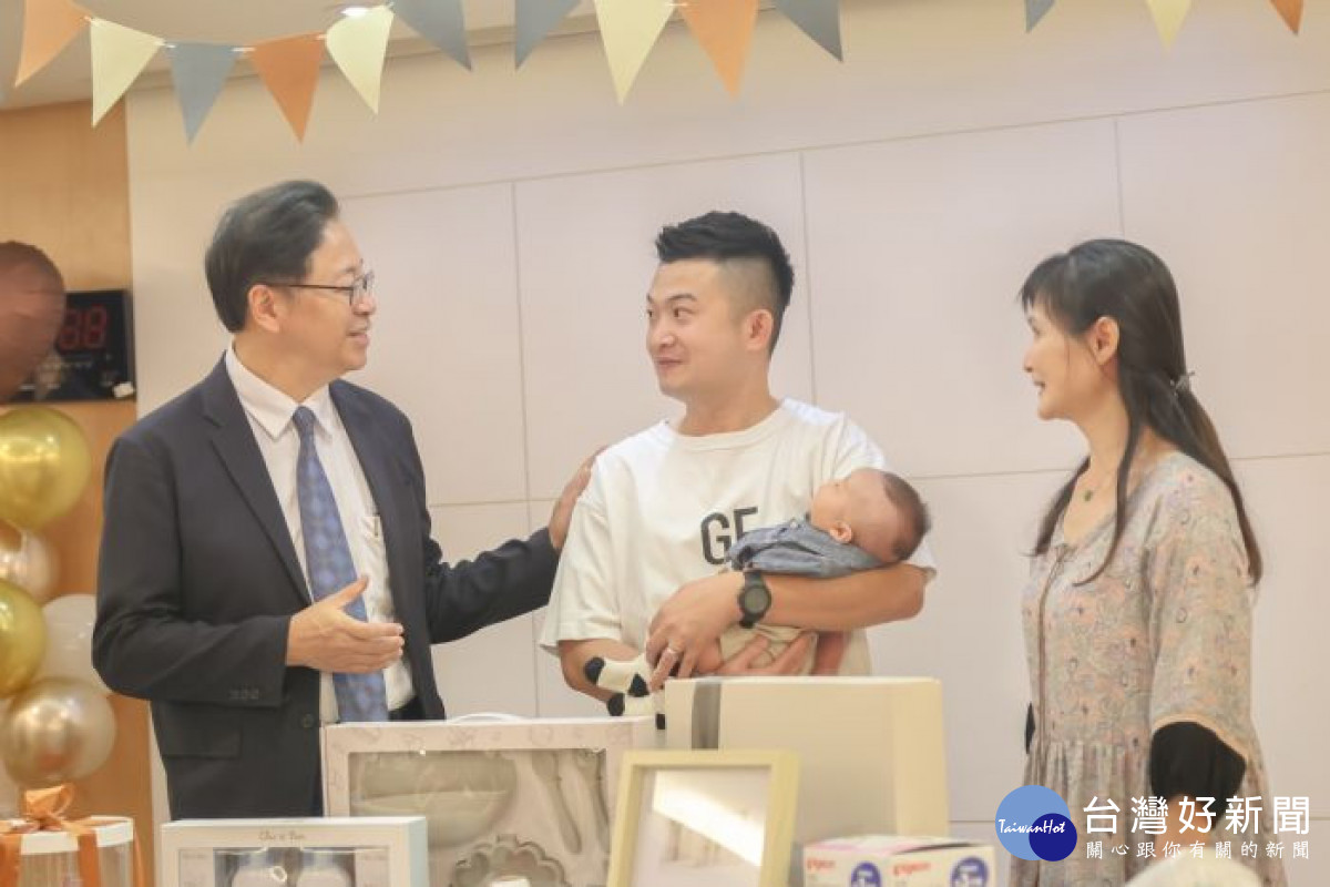 張市長向朱小弟父母表達恭喜與祝福。