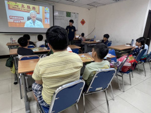 平鎮警宣導防詐觀念，播放名人防詐短片助民眾辨識詐騙手法。