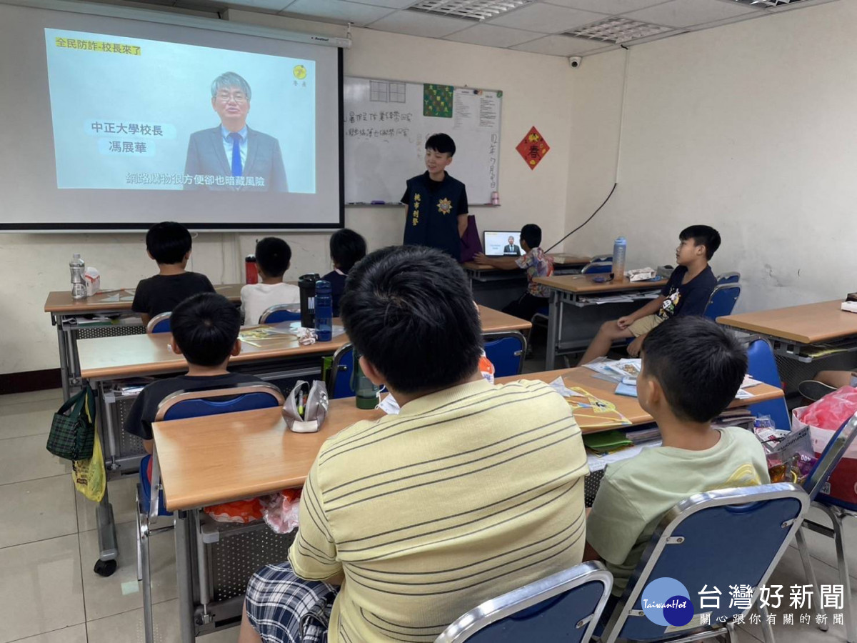 平鎮警宣導防詐觀念，播放名人防詐短片助民眾辨識詐騙手法。