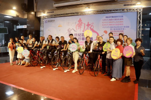 南投縣府與鄉鎮協會觀光工廠等歡迎全國騎士來南投一遊。（記者扶小萍攝）