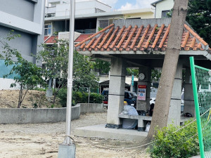 公園仍在施工中卻有民眾進入工區佔用內部涼亭。