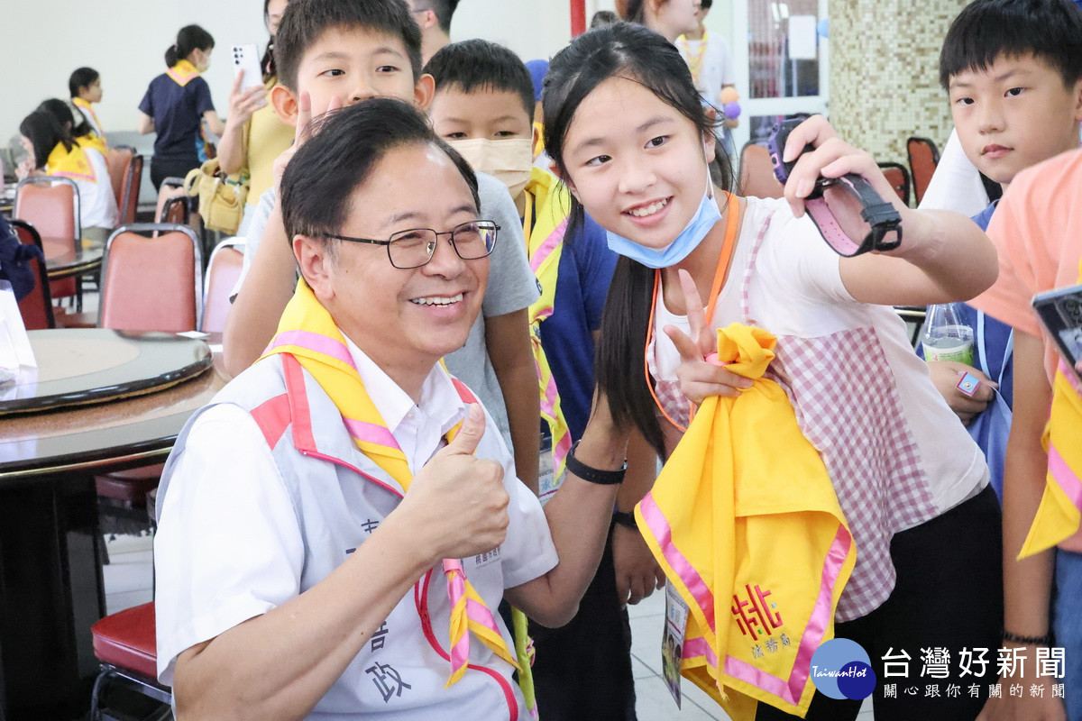 「消保小尖兵夏令營」中，小朋友們搶著和桃園市長張善政合影。