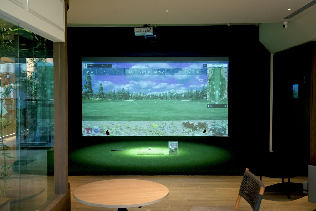 高爾夫球屏－身歷其境，室內也能盡情揮桿。
