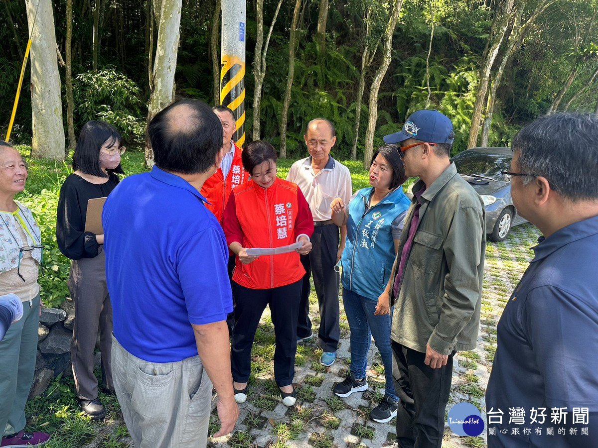 立委蔡培慧等人路段會勘，爭取在兩側道路補植檸檬桉，以美化這段道路。