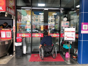 ▲店家門口無障礙空間寬敞、電動式感應門設置位置剛好輪椅使用者可觸及，方便身障朋友進入用餐。（圖／記者 許高祥 翻攝）