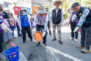 張市長示範清理髒亂積水容器。