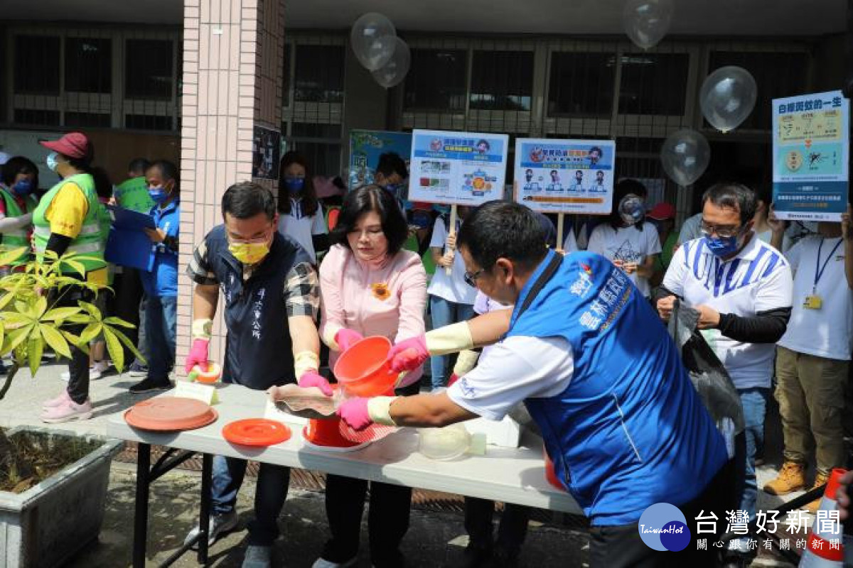 雲林縣長張麗善等人示範「巡、倒、清、刷」防治登革熱四步驟／翻攝照片