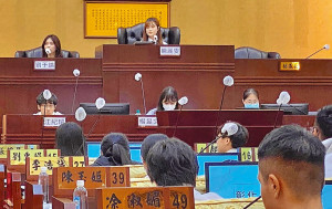 彰化縣議會青年議事體驗營活動重頭戲登場，學生到大議場模擬議會質詢。