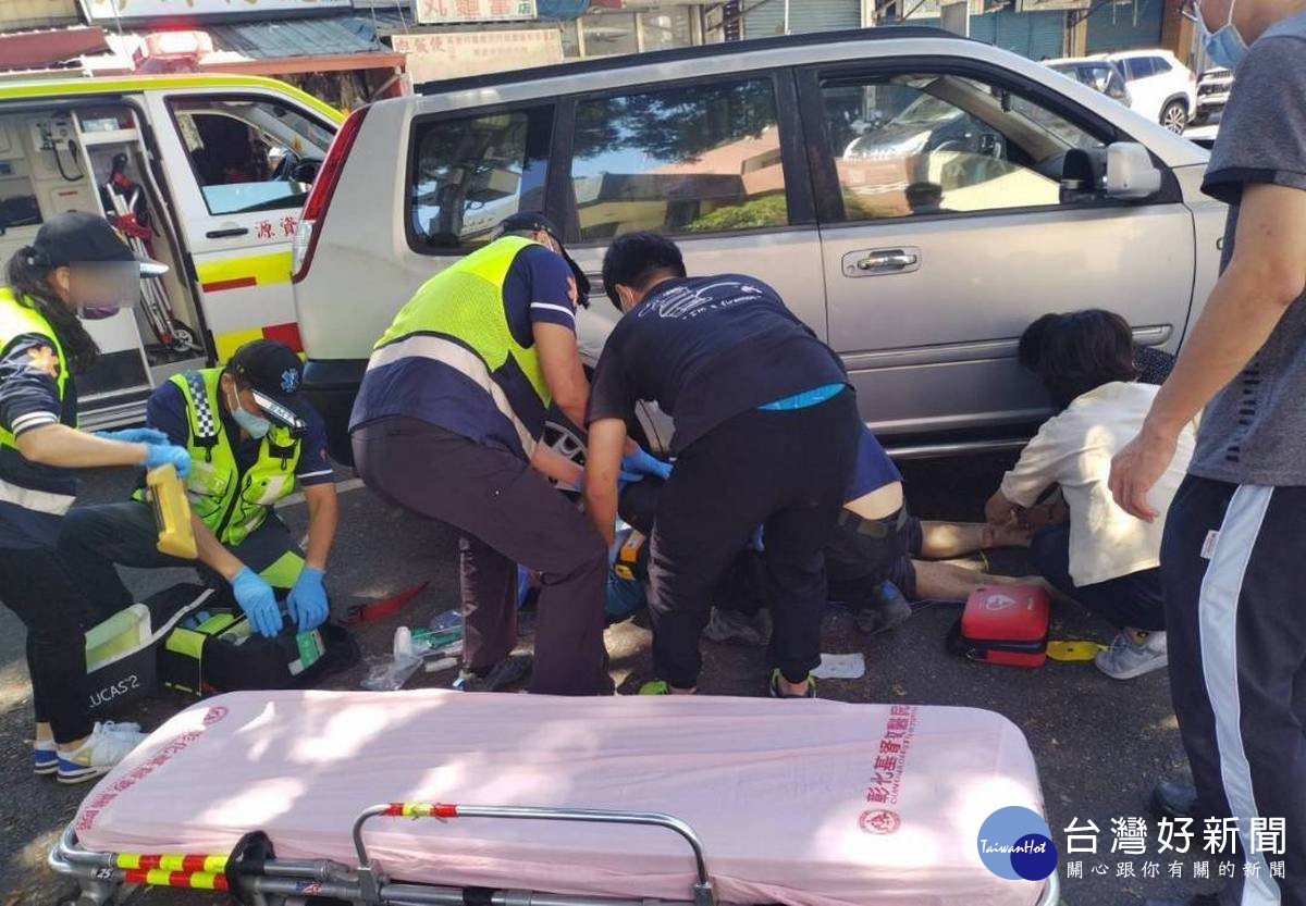 醫護人員及仁愛消防隊員立即施予CPR及使用AED。