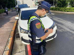 違規（臨時）停車也會記點，1年記12點扣照2個月。