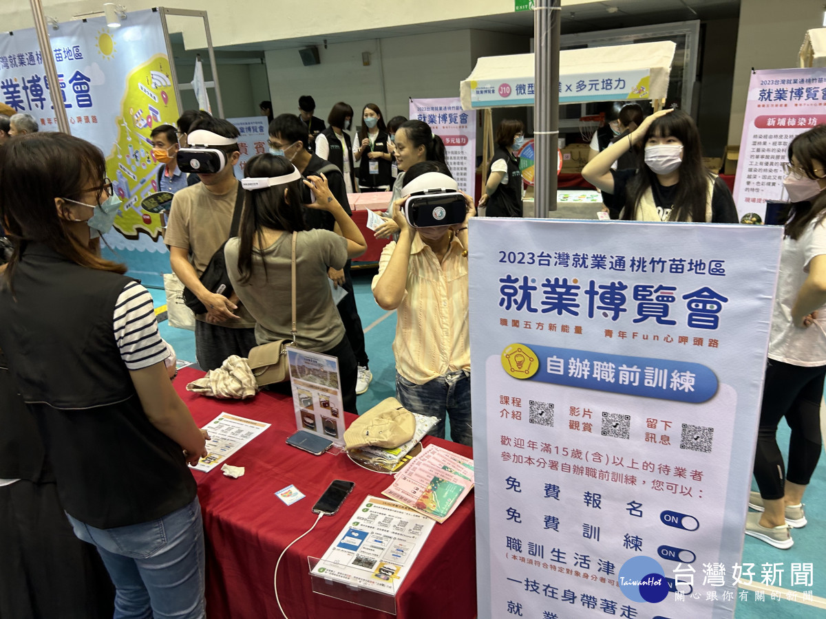 民眾在就業博覽會透過VR360影片，了解職訓課程內容。